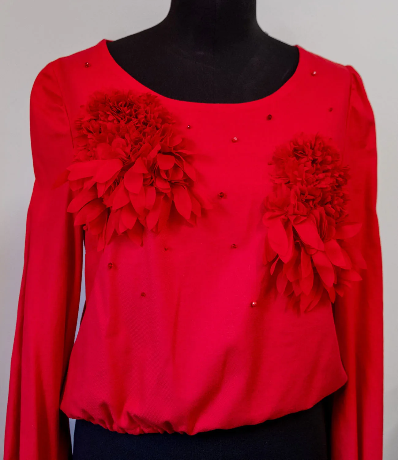 Blusa rossa con applicazioni floreali realizzata durante il Corso Sartoria