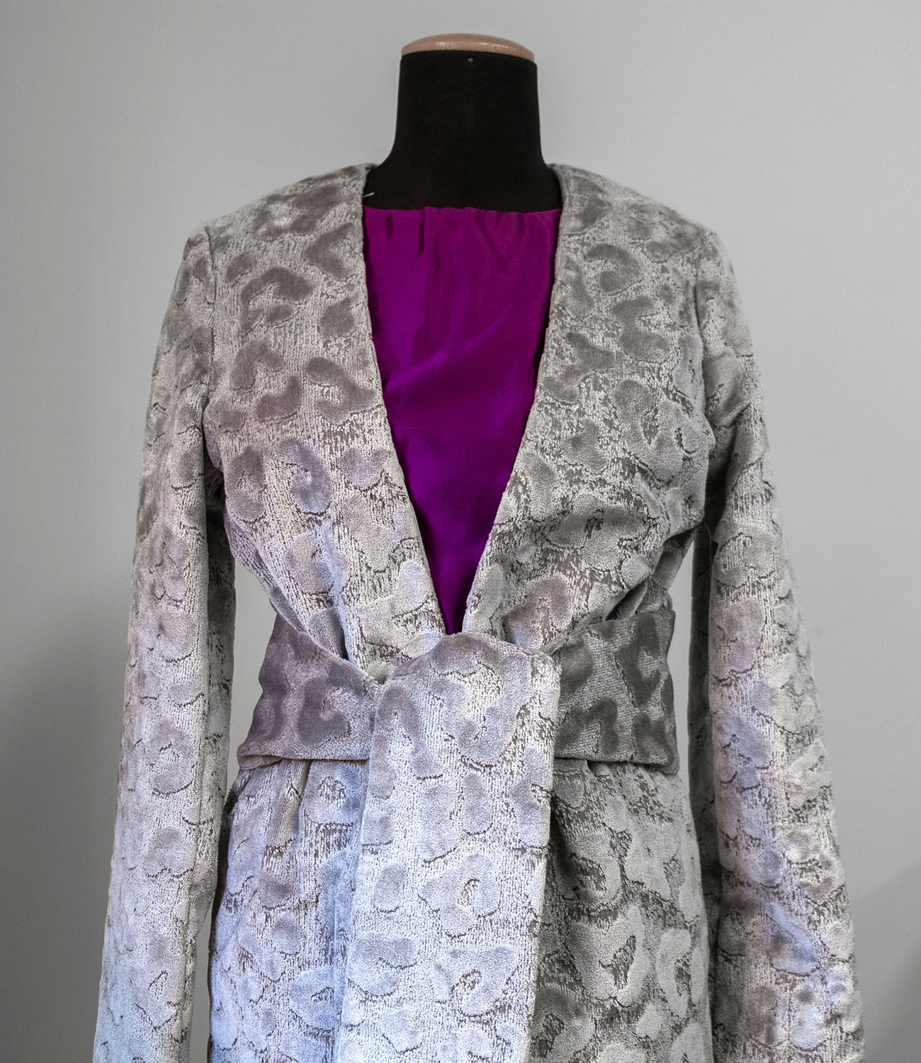 Completo sartoriale grigio con dettagli viola realizzato da una studentessa