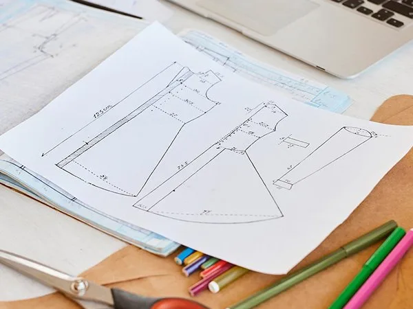 Cartamodelli disegnati a mano durante il corso di modellista