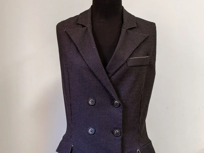 Gilet doppiopetto grigio confezionato durante il corso di sartoria